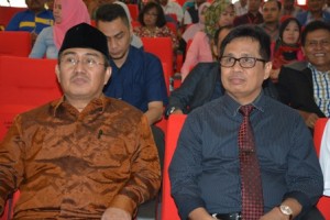 Prof Jimly Asshiddiqie bersama Rektor Untad, Prof Dr Ir Muhammad Basir SE MS (Foto Taqyuddin Bakri)