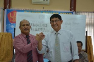 Dekan FKIP terpilih, Dr Lukman Nadjamuddin (kanan) bersalaman dengan Dr Gazali usai penghitungan suara (Foto Taqyuddin Bakri)