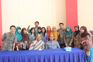 Dekan Fkip Dr Gazali MPd dan Dr Jamaludin MSi foto bersama alumni (Foto : zl)