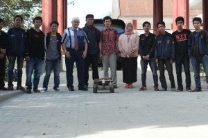 Zen (Himpunan Mahasiswa Mesin Rancang Robot Pemangkas Rumput Semi Otomatis)