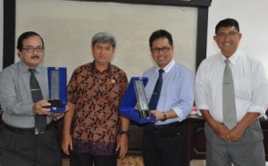 Rektor Untad, Prof Basir Cyio, dan Rektor IAIN Palu, Prof Zainal Abidin saat foto bersama dengan Kepala SMA Al-Azhar Palu (kedua dari kiri), dan Dekan FKIP Untad terpilih, Dr Lukman Nadjamuddin (paling kanan)