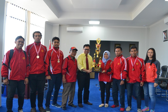 Rektor Berikan Penghargaan kepada Atlet Karate Berprestasi