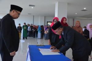 Kepala BUK, Drs H Sukran MSi menandatangani Berita Acara Pelantikan di hadapan Rektor Untad, Prof Dr Ir Muhammad Basir Cyio SE MS (Foto Taqyuddin Bakri)