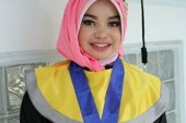 Dewi Salmita, Bawa Bekal Ke Kampus Tetapi Berhasil Raih Tiga Gelar Terbaik Wisuda Sekaligus