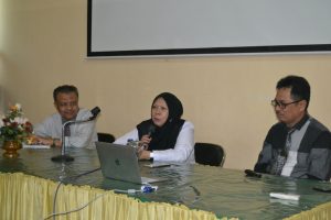 Direktur RSUD Undata, Dokter Reny A Lamadjido Sp PK MKes (tengah) saat menyampaikan sumbangsih saran dalam silaturrahim dengan pimpinan Untad (Foto Taqyuddin Bakri)