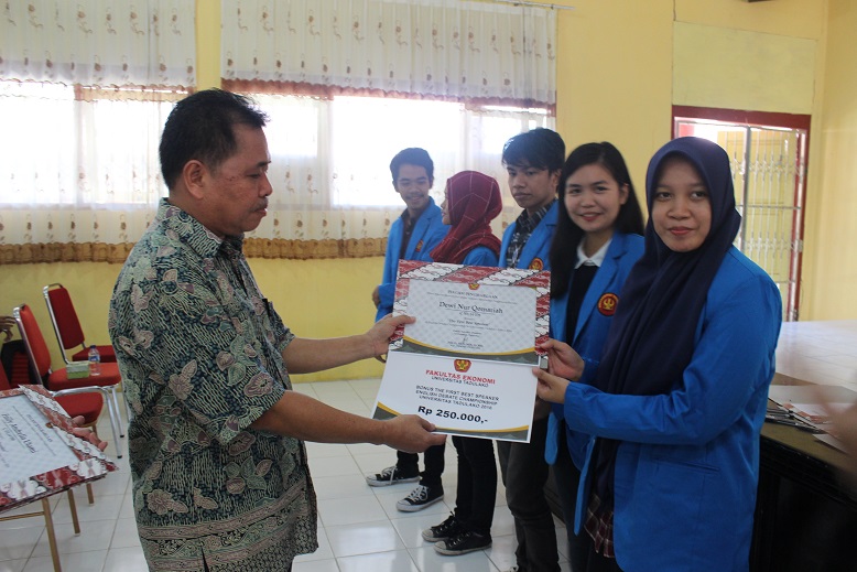 Fakultas Ekonomi Berikan Reward Kepada Mahasiswa Berprestasi