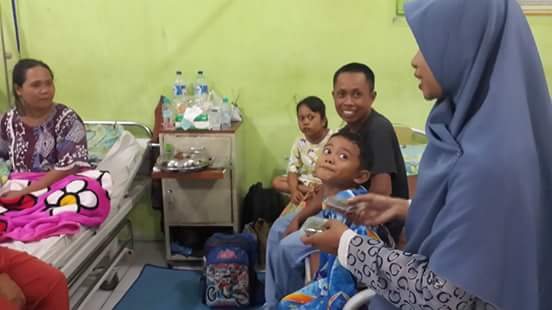 Kunjungan Ramadhan, MPM Al-Iqra Bagikan Takjil Kepada Pasien RSU Anutapura Palu