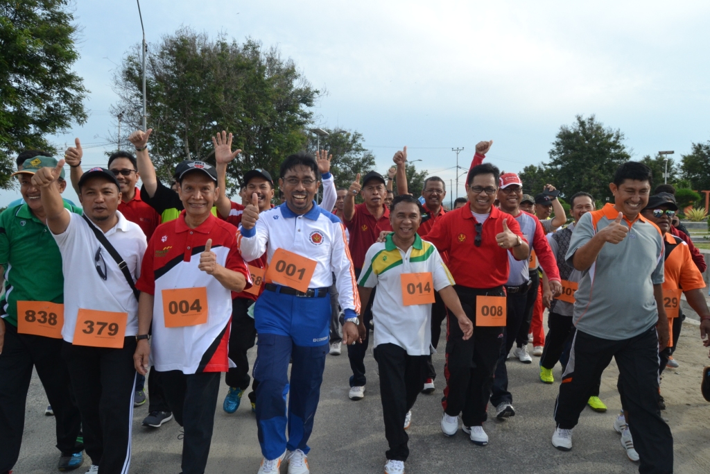 Lepas Jalan Santai, Rektor Gelorakan Semangat “Satu Untad Satu Napas Satu Keluarga”