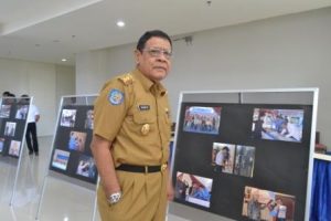 Wagub Sulteng, H Sudarto SH MHum usai melihat pameran foto di Gedung IT Center Untad (Foto Taqyuddin Bakri)