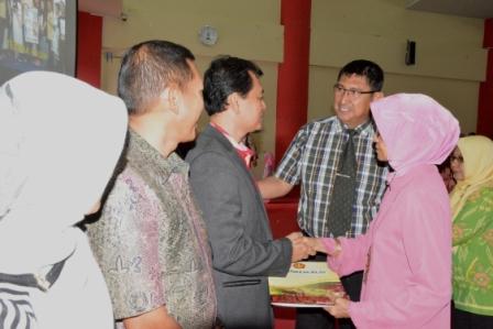 Apresiasi Kinerja Dosen dan Pegawai, Dekan FKIP Berikan Penghargaan