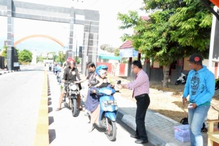 Resmikan Penggunaan Kartu Identitas Kendaraan, Rektor Untad Berikan Langsung Kartu kepada Pengendara