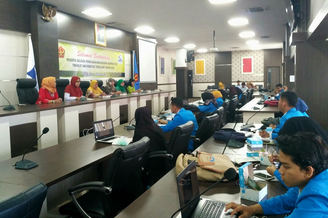 Mahasiswa Ikuti Seleksi Pemilihan Mahasiswa Berprestasi Tingkat Universitas Tadulako 2018