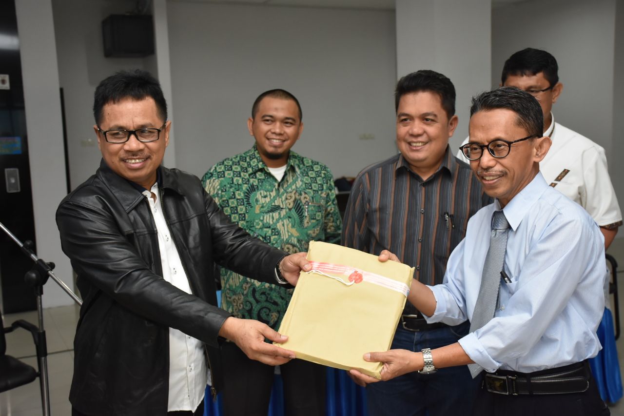 Rektor Untad Serahkan Naskah Ujian Kepada Pengawas SBMPTN 2018 Untad