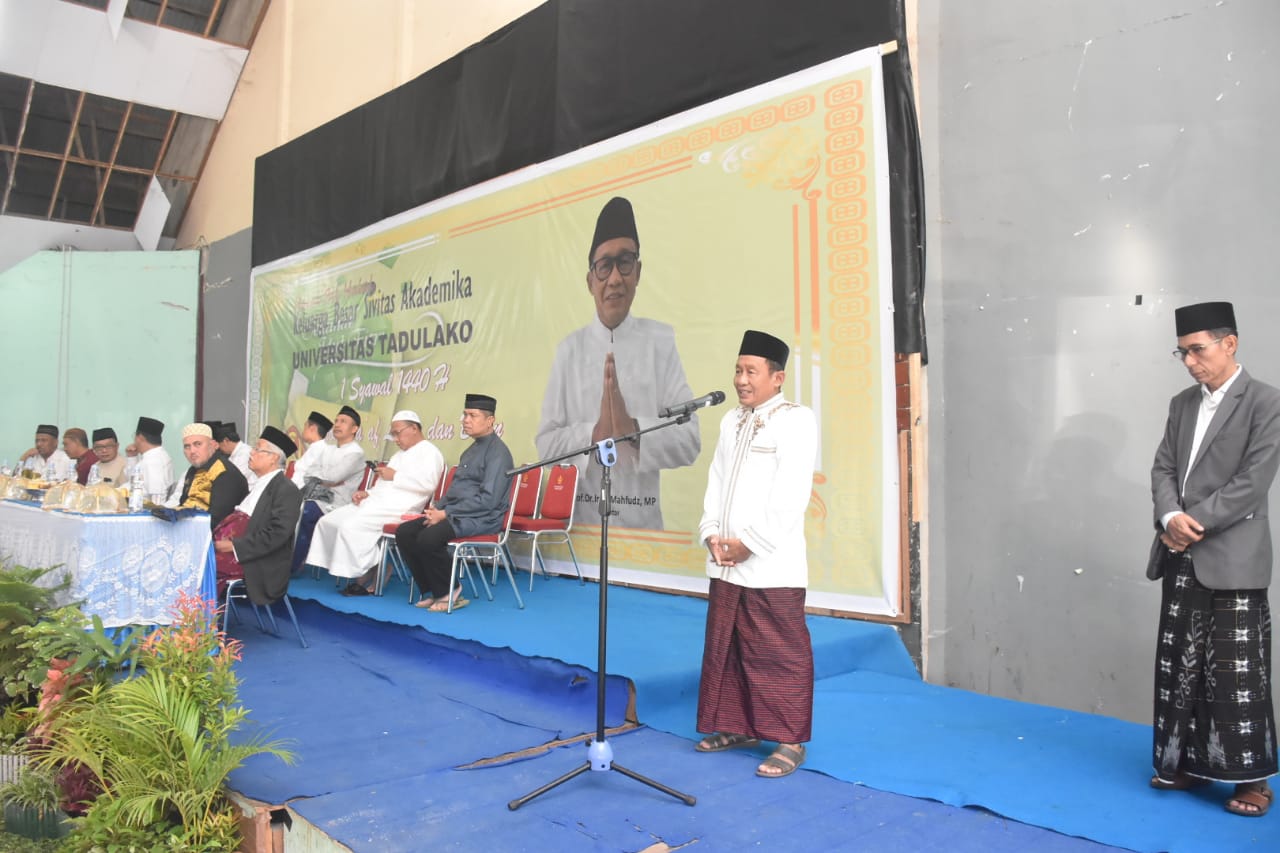 Civitas Akademika Untad Gelar Halal Bi Halal Usai Tunaikan Sholat Idul Fitri 1440 H