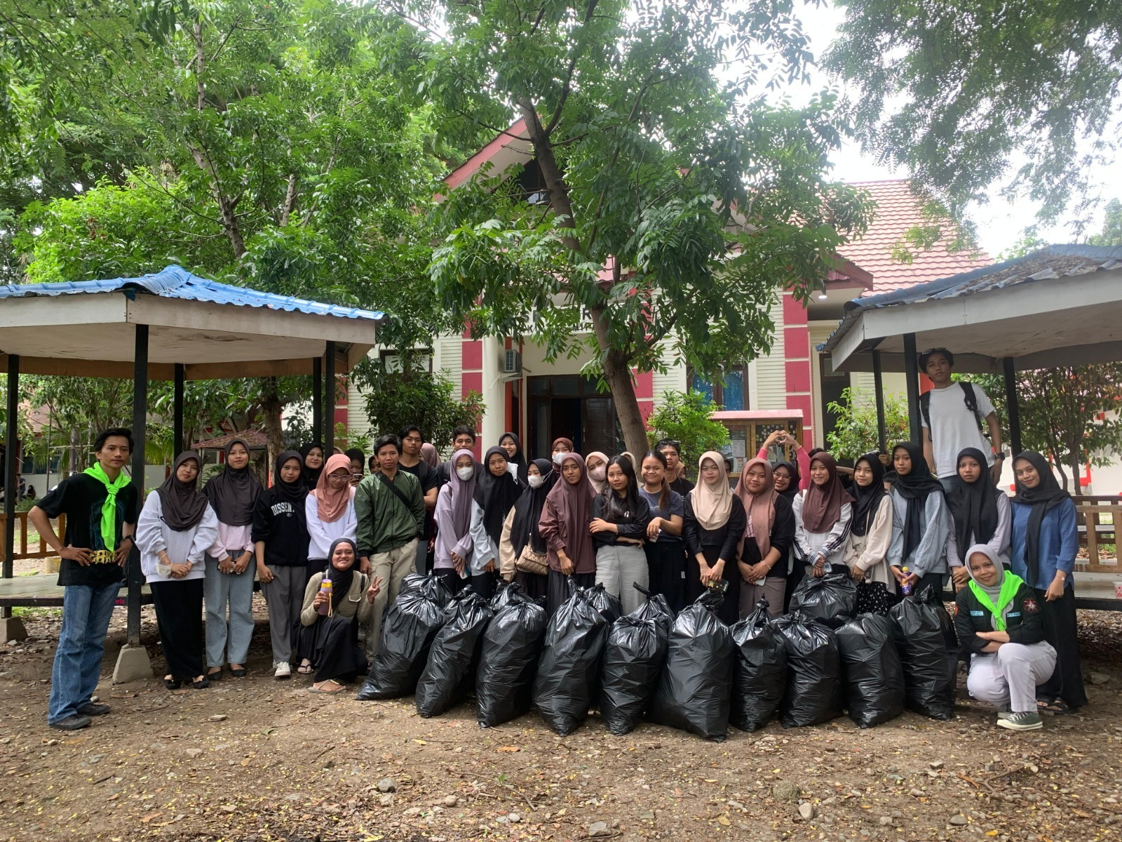 MAPALA Pawana FMIPA Untad Gelar Aksi Bersih & Pilah Sampah Plastik