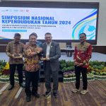 Rektor Untad Menjadi Narasumber Kegiatan Simposium Nasional Kependudukan 2024